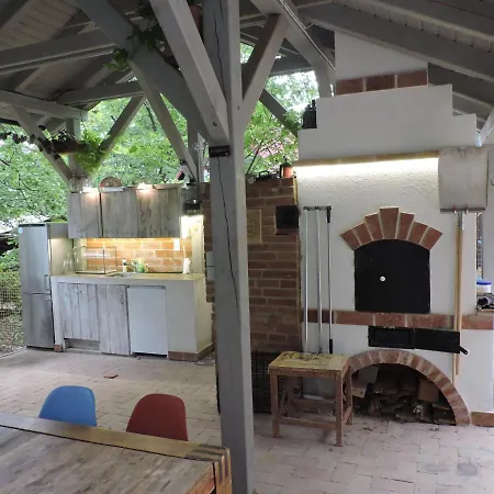 Szepezd Oak Villa *